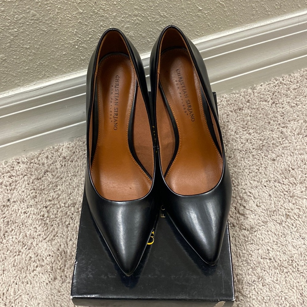 Black pumps
